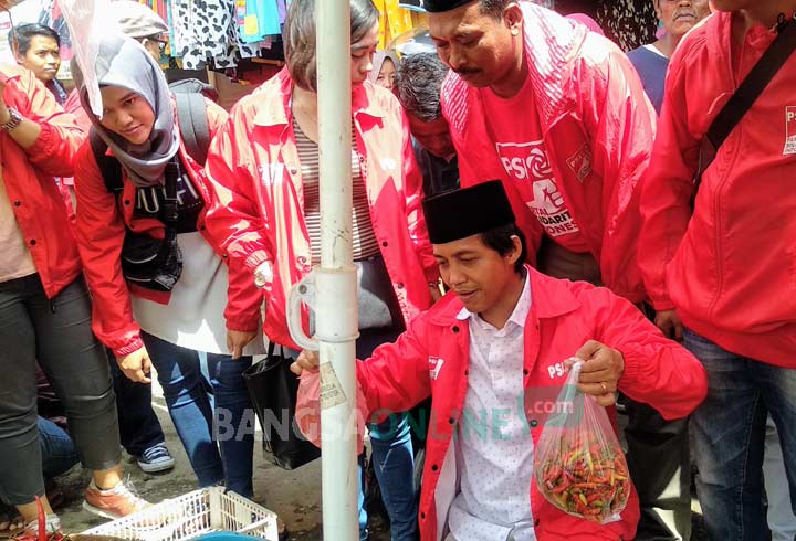 Sekjen PSI Raja Juli Antony bersama rombongan saat mengunjungi Pasar Kolpajung, Pamekasan. foto: ERRI SUGIANTO/ BANGSAONLINE