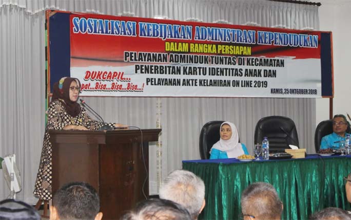Wakil Bupati Lumajang saat membuka Sosialisasi Kebijakan Administrasi Kependudukan