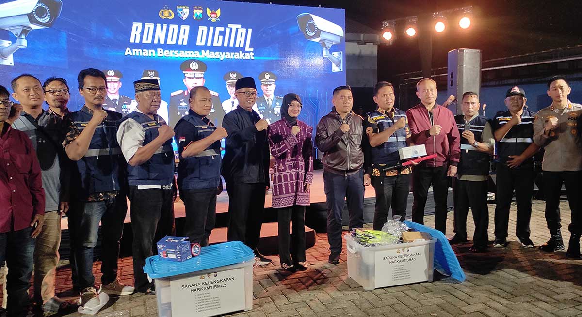 Kabaharkam Mabes Polri bersama Wali Kota Kediri dan tamu undangan yang lain. 