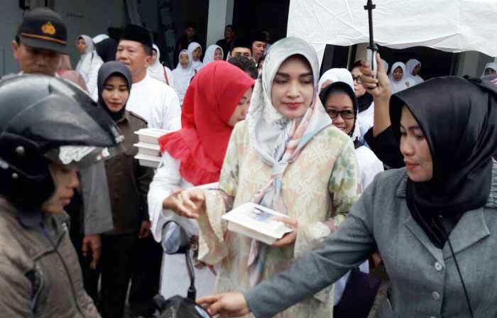 Bupati Tantri saat mengikuti salah satu acara di Probolinggo. 