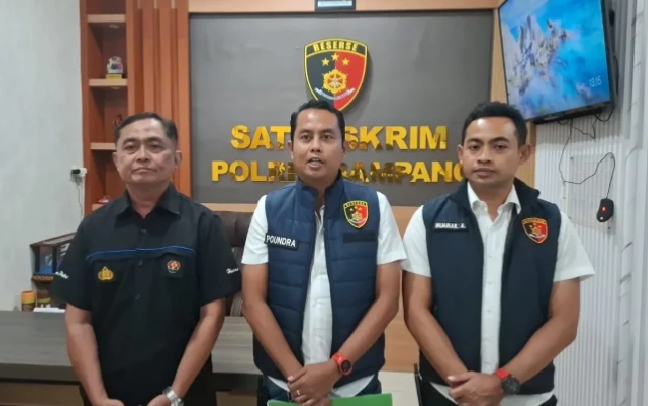 KBO Satreskrim dan Humas Polres Sampang saat memberikan keterangan pers