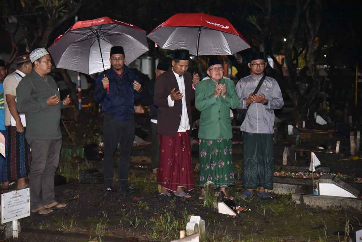 Bupati Sidoarjo, Ahmad Muhdlor Ali, saat berdoa di makam Desa Waru yang sebagian terdampak proyek FR. Foto: Ist

