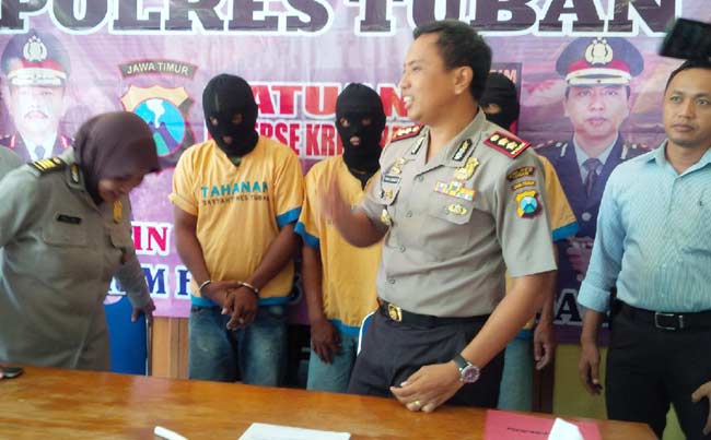 Kapolres Tuban, AKBP Fadly Samad saat press rilis panangkapan pencurian sapi dan curanmor di Mapolres Tuban. foto: SUWANDI/ BANGSAONLINE