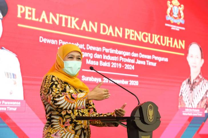 Gubernur Jawa Timur Khofifah Indar Parawansa  saat memberi sambutan pada Pelantikan dan Pengukuhan Dewan Penasehat, Dewan Pertimbangan dan Dewan Pengurus KADIN Provinsi Jawa Timur Masa Bakti 2019-2024 di Graha Kadin Jatim, Jalan Bukit Darmo Raya Surabaya, Jum’at (20/11). foto: ist/ bangsaonline.com