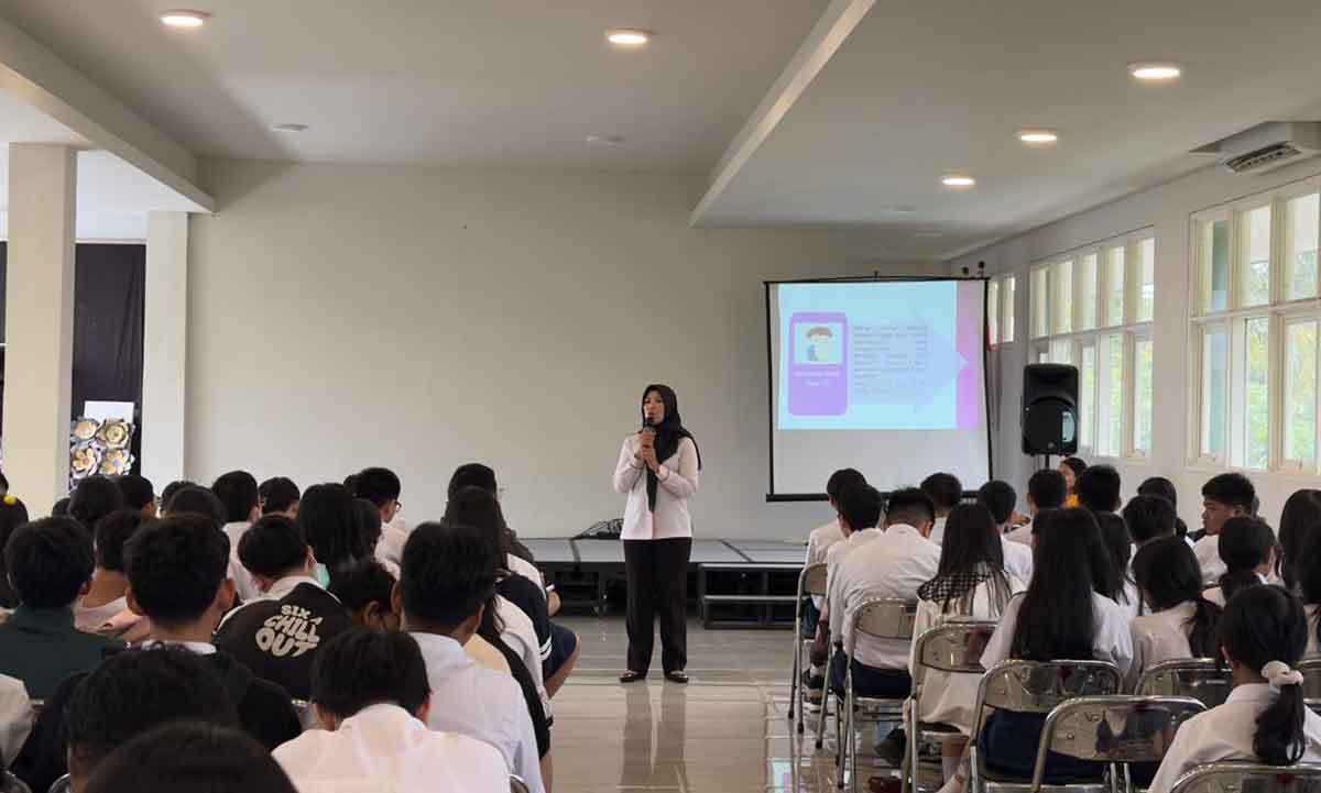 Kanit PPA Satreskrim Polresta Sidoarjo saat mengedukasi pelajar.