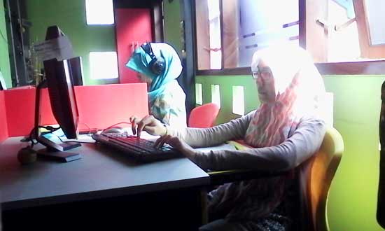 Salah seorang siswa sedang daftar PPDB online di warnet. (foto: zuli purwanto/BANGSAONLINE)