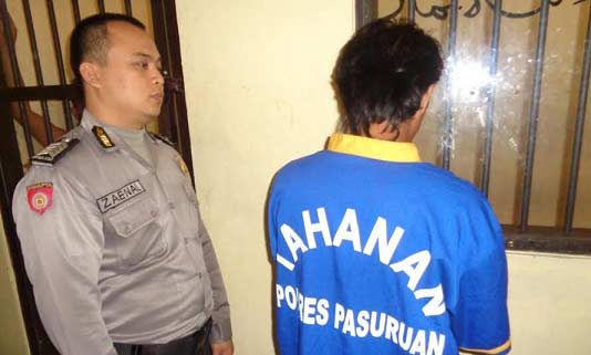 Tersangka pengepul togel Pasuruan.