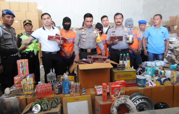 DIGULUNG. Kapolres Sidoarjo AKBP M. Anwar Nasir SIK menunjukkan barang bukti hasil kejahatan di lokasi pergudangan yang dijadikan tempat penyimpanan di Tropodo Jaya setelah digerebek. foto: catur gogon/BANGSAONLINE