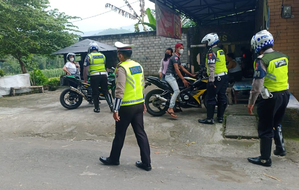 Petugas menghentikan sejumlah pengendara motor yang kedapatan menggunakan knalpot brong saat razia di Kecamatan Kepung.
