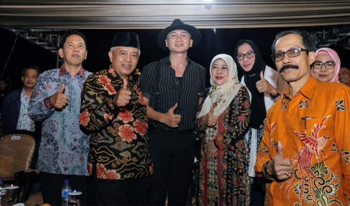 H. Sanusi foto bersama Anji.