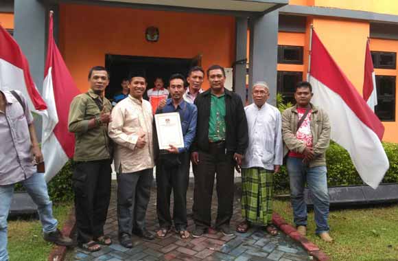 Tim Pemenangan Rudi (Teman Rudi) saat berfoto di depan kantor KPU Kabupaten Pasuruan.
