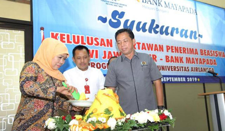 Gubernur Khofifah memotong tumpeng syukuran didampingi Sekdaprov Heru Tjahjono dan Ketua PWI Jatim Ainurrohim.