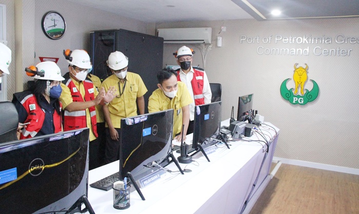 Petugas Petrokimia Gresik melakukan pengawasan distribusi pupuk bersubsidi melalui penerapan aplikasi digital. foto: ist.