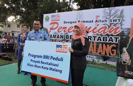 HM Anton, Wali Kota Malang, saat menerima simbolis Revitalisasi CSR BRI Peduli, dari Pimwil BRI Malang, Triswahyu Herlina. foto: iwan irawan/BANGSAONLINE