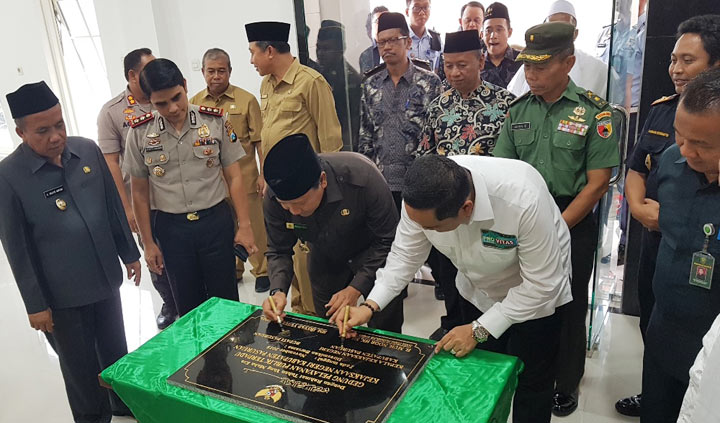Bupati Pasuruan Irsyad Yusuf menandatangani prasasti peresmian gedung TP4D.
