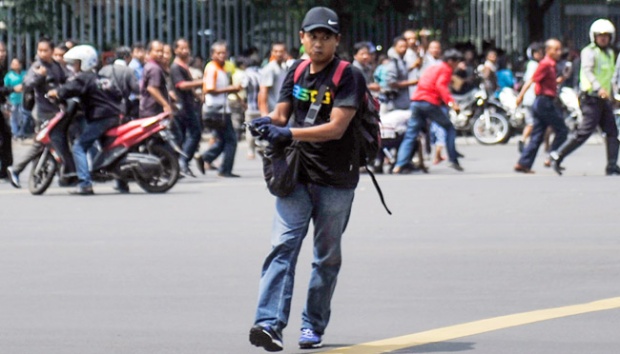 Afif, pelaku teror pada Kamis pagi adalah Sunakin alias Afif. Dia diduga pria yang mengenakan topi, kaus hitam, dan celana jins; membawa dua ransel, serta menembaki warga di sekitar kompleks pertokoan Sarinah, Jalan M.H. Thamrin, Jakarta Pusat. Foto: tempo.co