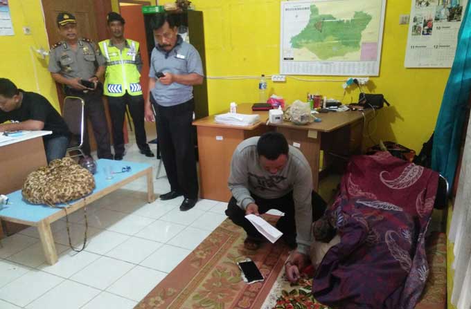 Polisi saat melakukan olah tempat kejadian perkara di dalam rumah kos korban di Desa Purwosari, Bojonegoro. foto: EKY NURHADI/ BANGSAONLINE