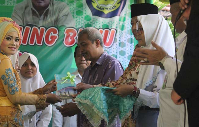 Penyerahan buku "Untaian Cita-cita Hati" pada Kakanwil Jatim, Mahfud Shodar, oleh siswa. foto: suwandi/ BANGSAONLINE