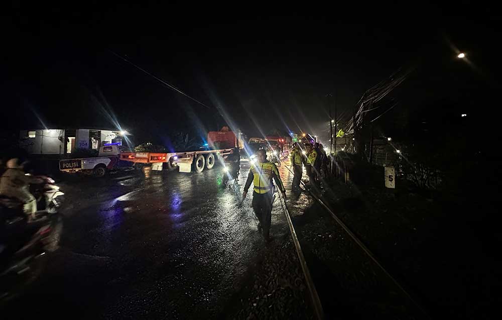 Petugas saat melakukan olah TKP di lokasi kejadian.