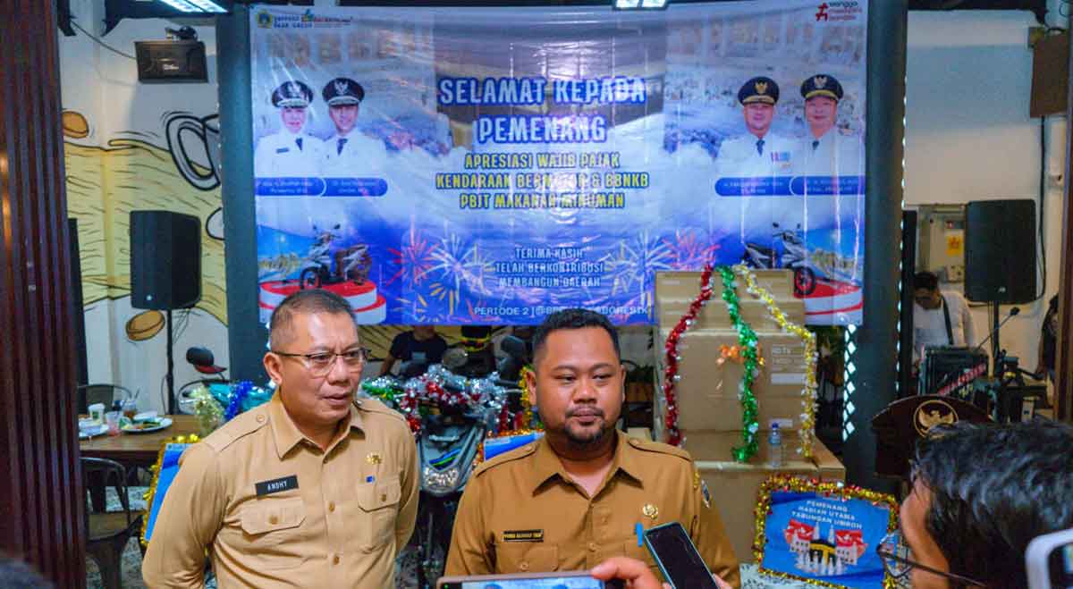 Bupati Gresik Fandi Akhmad Yani didampingi Kepala BPPKAD Andhy Hendro Wijaya ketika memberikan keterangan pers usai pengundian wajib pajak patuh bayar pajak. Foto: Ist