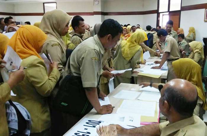 ILUSTRASI: Para guru honorer K2 Pasuruan saat mencairkan insentif.