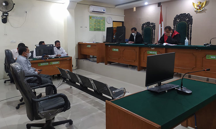 Anggota DPRD Banyuwangi dari Partai Persatuan Pembangunan (PPP) Syamsul Arifin menjalani sidang tipiring usai diperiksa intensif oleh polisi lantaran menggelar hajatan anaknya saat PPKM darurat. (foto: ist)