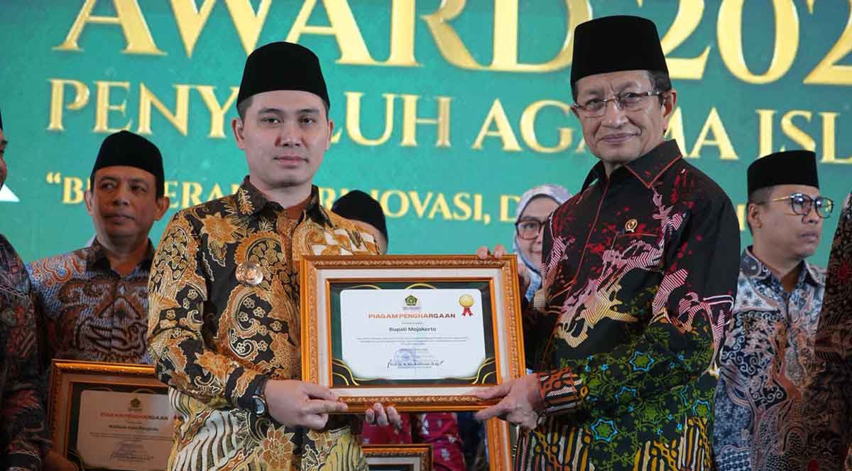 Bupati Mojokerto saat menerima penghargaan.