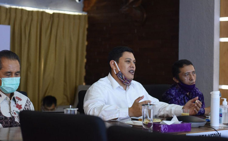 Wali Kota Kediri Abdullah Abu Bakar (tengah) saat mengikuti halal bihalal dengan Bank Indonesia secara virtual. (foto: ist.)