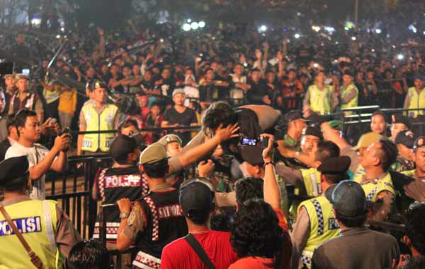 RICUH: Tampak salah satu provokator saat digelandang petugas. foto: suwandi/BANGSAONLINE