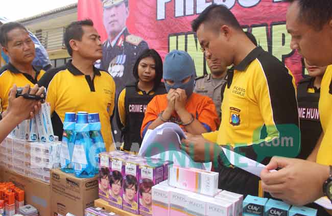 Tersangka bersama barang bukti saat diamankan. foto: CATUR A E/ BANGSAONLINE