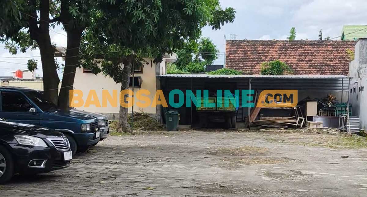 Tempat penampungan sampah dan bangunan permanen untuk generator RS Aura Syifa yang dibangun di atas TKD Karangrejo. Foto: MUJI HARJITA/BANGSAONLINE