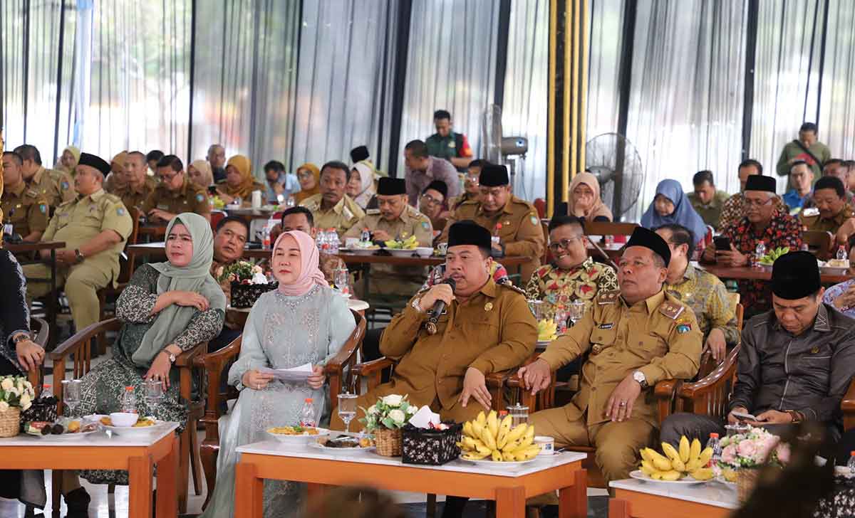 Bupati Jombang saat berada di Warung Pojok Kebon Rojo.