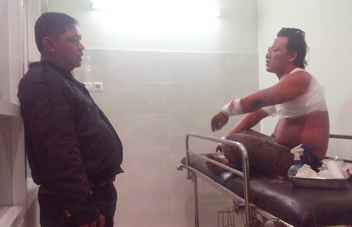 Korban saat diperiksa oleh petugas di Puskesmas Wonoayu.