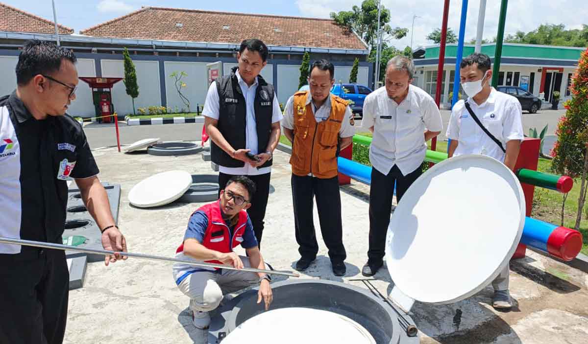 Petugas gabungan saat memeriksa tangki penampungan bahan bakar di salah satu SPBU.