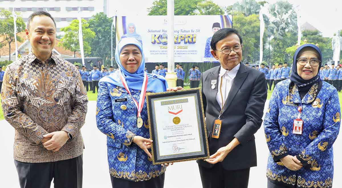 Gubernur Khofifah saat menerima penghargaan dari Muri.