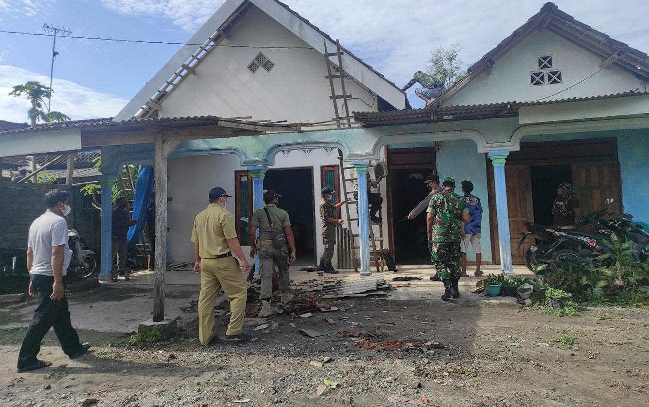 Sejumlah rumah di Desa Sumber Asri mengalami kerusakan di bagian atap usai diterjang angin kencang.