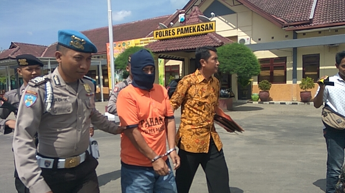 Tersangka saat digelandang di Polres Pamekasan.
