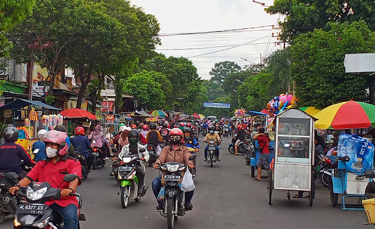 Para PKL berjubel memadati kanan kiri jalan menuju area makam Sunan Giri. Foto: SYUHUD/BANGSAONLINE.
