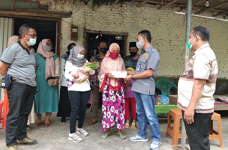 Pimpinan Exindo Jatim 57, Panito, saat memberikan santunan. foto: BAMBANG/ HARIAN BANGSA