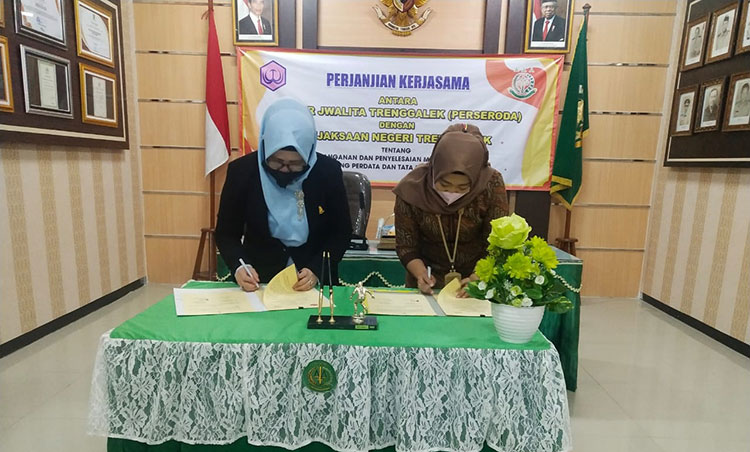 Penandatanganan perjanjian kerja sama antara BPR Jwalita dan Kejari Trenggalek. (foto: HERMAN/BANGSAONLINE)
