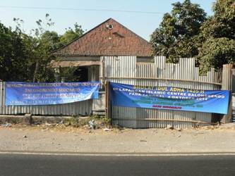 ?

Spanduk salat Ied dan pengumuman aktifnya lagi MasjidHibaturrohman. Foto: Nanang Ichwan/BANGSAONLINE