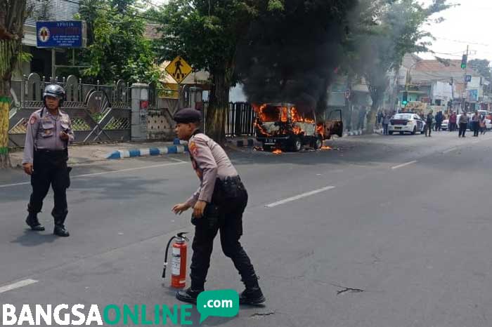 Sebuah Mobil Terbakar di Jalan Wahid Hasyim Jombang