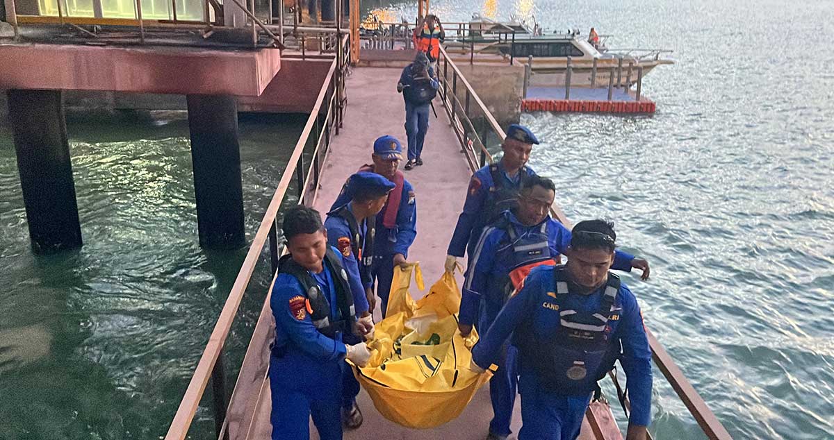Petugas Satpolairud Polres Gresik saat evakuasi mayat seorang lansia di dermaga Petrokimia. Foto: Ist