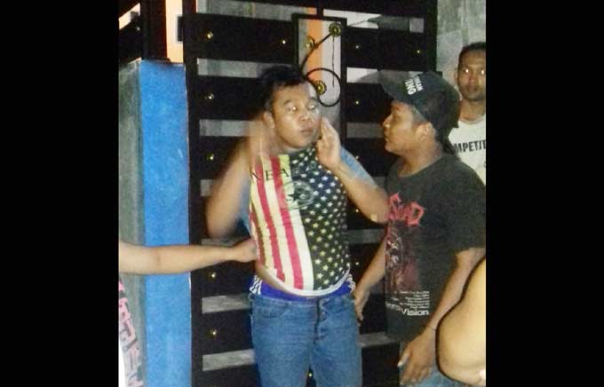 Tersangka saat diamankan warga. 