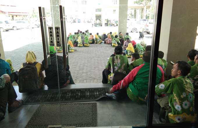 Ratusan guru antre di depan gedung Dinas Pendidikan untuk menerima insentif.