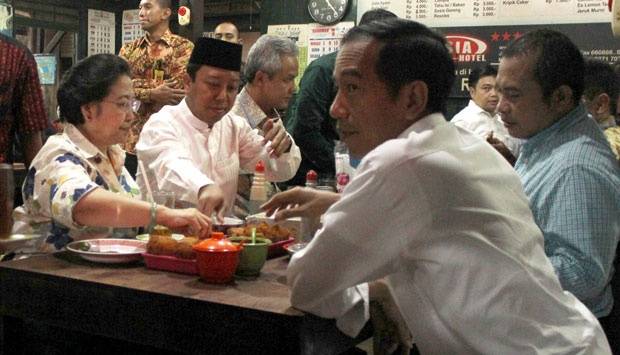 Presiden Jokowi (kanan) menyantap soto bersama (kiri ke kanan) Ketum PDIP Megawati, Ketua Umum PPP hasil muktamar Surabaya M. Romahurmuziy, Wakil Ketua DPP PKB Marwan Jafar, Gubernur Jateng Ganjar Pranowo, dan Sekjen Partai Nasdem Patrice Rio Capella di Soto Gading, Solo, Jateng, 14 Februari 2015. ANTARA/HO/Andika Betha/Tempo.co.id
