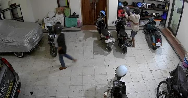 Tangkapan layar CCTV saat pelaku melancarkan aksinya