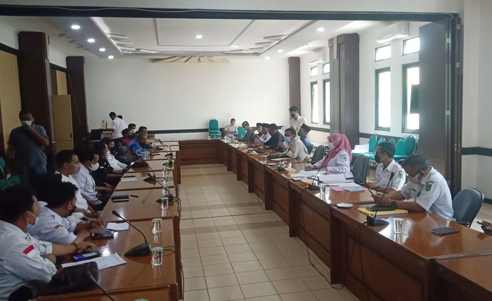 Para guru dan tenaga kependidikan honorer nonkategori saat audiensi dengan Komisi IV DPRD Pasuruan.