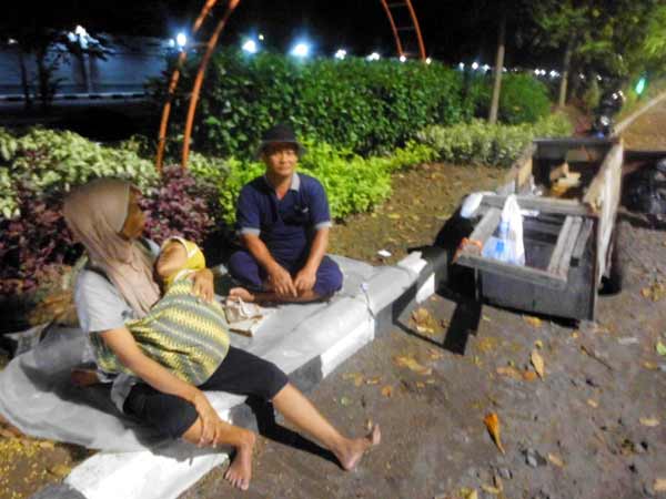 Seperti ini kehidupan manusia gerobak setiap harinya. foto: rizki alfian/ BANGSAONLINE