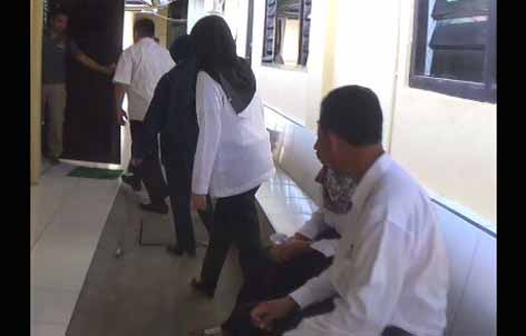 Sembilan perangkat Desa Klanting saat mengantre untuk dimintai keterangan oleh Tim Tipikor Satreskrim Polres Lumajang.